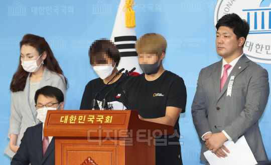 故 최숙현 선수의 동료 선수들과 이용 통합당 의원이 6일 국회 소통관에서 최 선수 사망사건과 관련해 피해실태를 밝히는 기자회견을 하고 있다.   연합뉴스